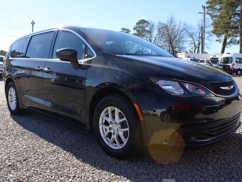 Used 2017 Chrysler Pacifica LX FWD image 5