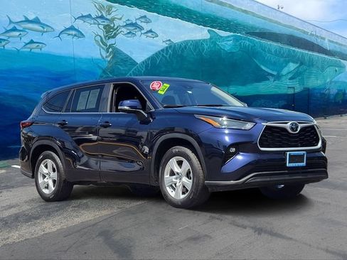 Used 2025 Toyota Highlander LE FWD image 1