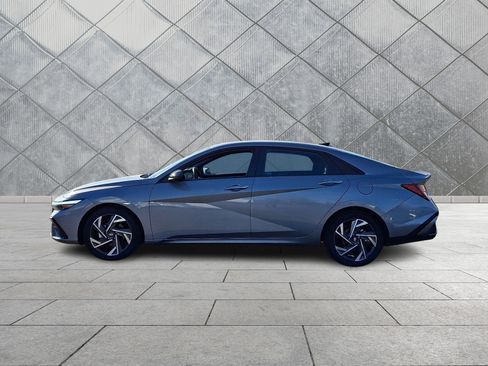 Certified 2025 Hyundai Elantra Sport image 4