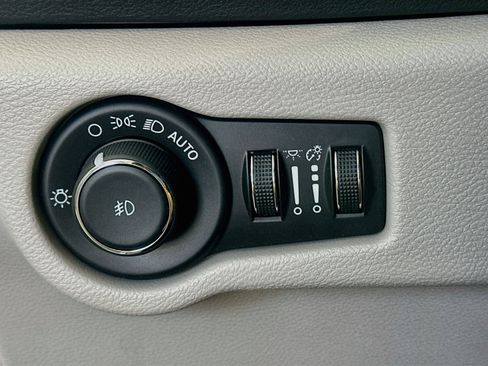 Used 2024 Chrysler Pacifica Touring-L FWD image 17