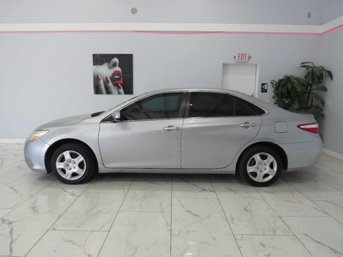 Used 2017 Toyota Camry LE FWD image 4