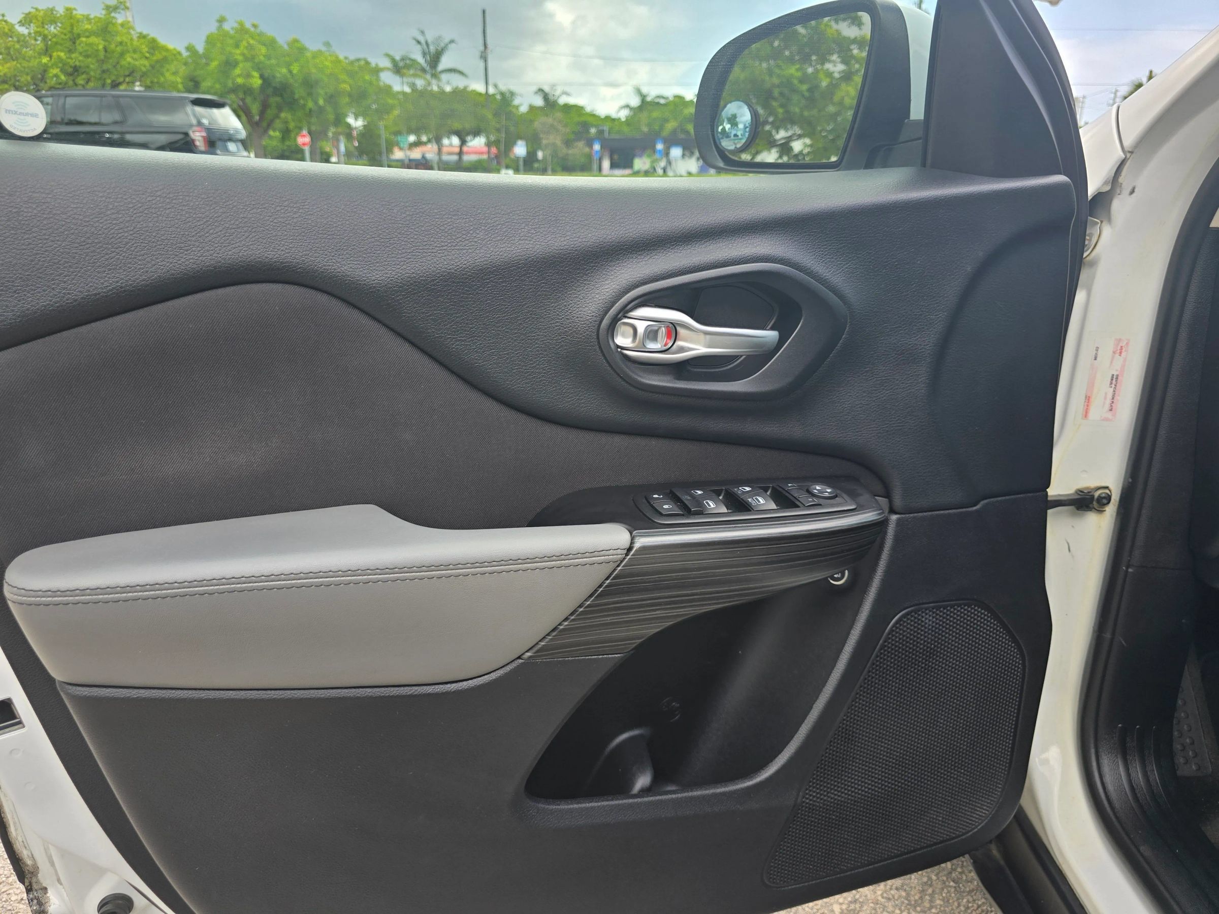 Used 2014 Jeep Cherokee Latitude w/ Comfort/Convenience Group FWD image 10