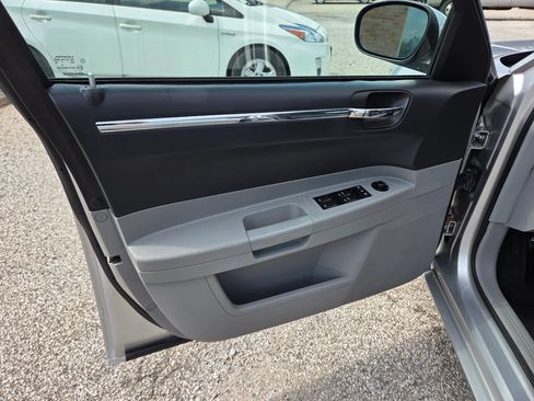 Used 2007 Chrysler 300 Touring w/ Comfort/Convenience Group RWD image 12