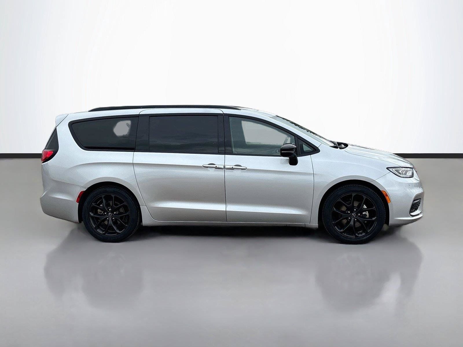 Certified 2026 Chrysler Pacifica Limited w/ S Appearance Package FWD image 18