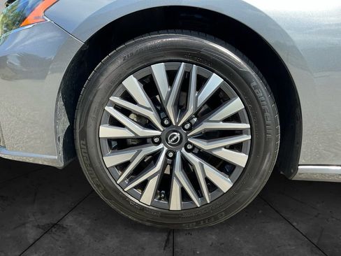 Used 2024 Nissan Altima 2.5 SV FWD image 15