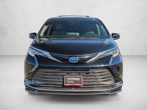 Used 2024 Toyota Sienna Limited image 2