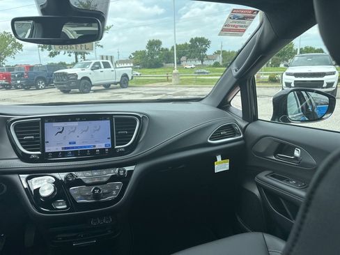 New 2025 Chrysler Pacifica Select w/ Uconnect Theater Family Group image 54