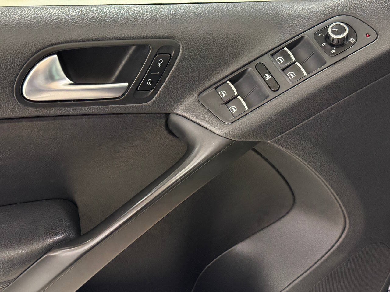 Used 2013 Volkswagen Tiguan SE FWD image 45