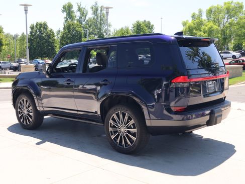 Used 2025 Lexus GX 550 w/ Accessory Package (2T) image 7