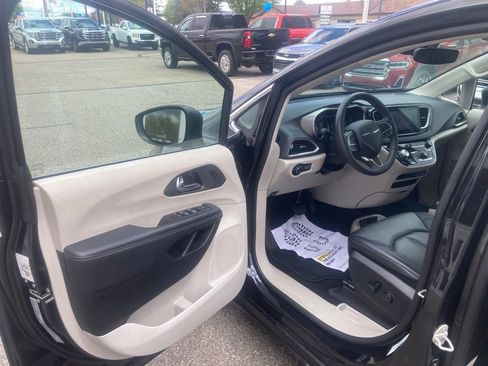 Used 2023 Chrysler Pacifica Touring-L FWD image 20