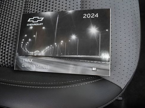 Certified 2024 Chevrolet Trax LT FWD image 39