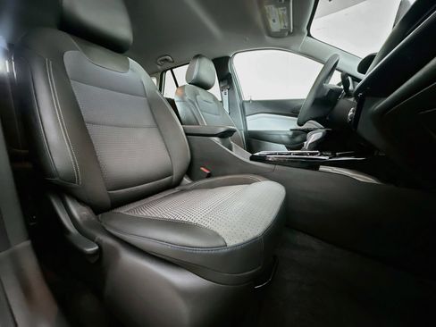 Used 2025 Chevrolet Trax LT FWD image 28