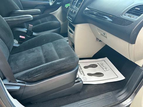 Used 2016 Dodge Grand Caravan FWD image 12