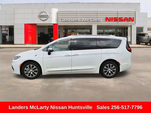 Used 2025 Chrysler Pacifica Pinnacle FWD image 2