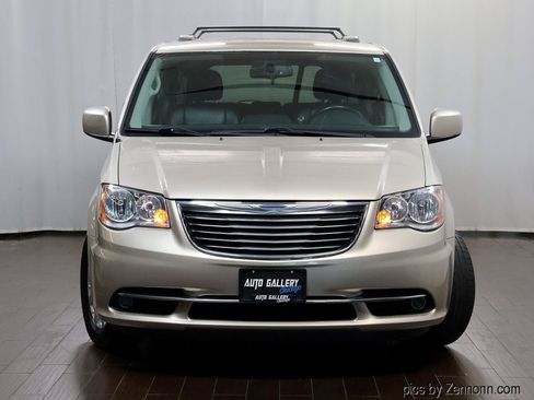 Used 2015 Chrysler Town & Country Touring FWD image 5