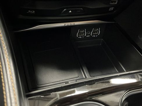Used 2023 Chrysler Pacifica Pinnacle FWD image 32