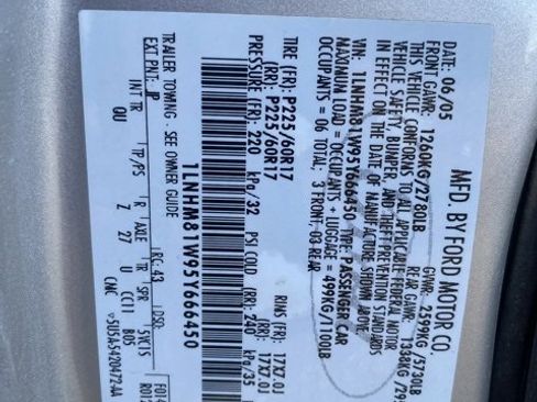 Used 2005 Lincoln Town Car Signature image 23