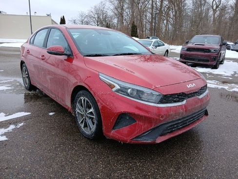Used 2024 Kia Forte LXS w/ LXS Technology Package image 3