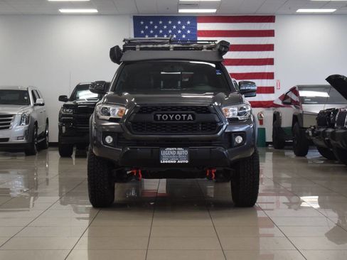 Used 2017 Toyota Tacoma TRD Off-Road image 3