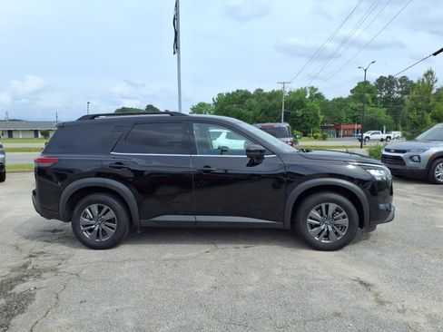 Used 2024 Nissan Pathfinder SV image 2