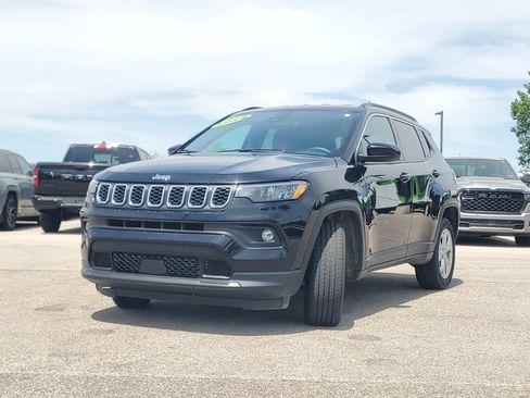 Used 2024 Jeep Compass Latitude AWD/4WD image 4