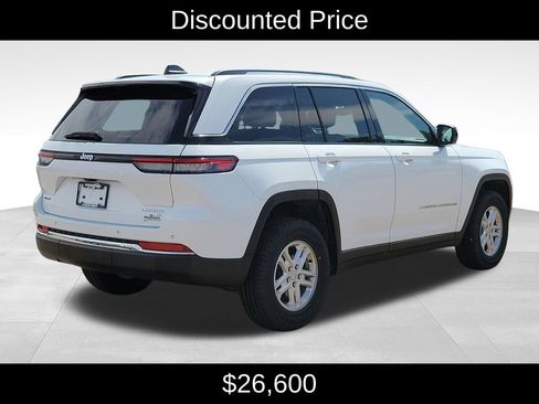 Used 2022 Jeep Grand Cherokee Laredo w/ Luxury Tech Group I AWD/4WD image 3