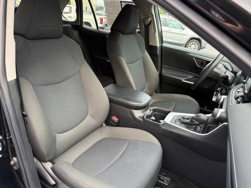 Used 2021 Toyota RAV4 LE AWD/4WD image 17