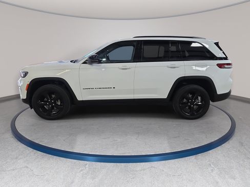 Used 2023 Jeep Grand Cherokee Altitude AWD/4WD image 9