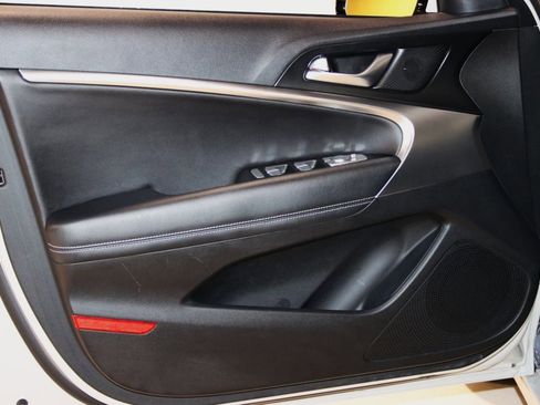 Used 2025 Genesis G70 2.5T image 31