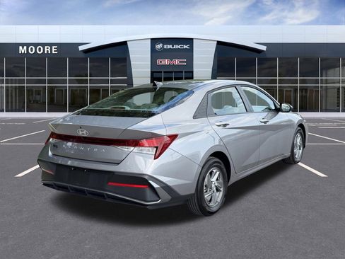 Used 2025 Hyundai Elantra SE w/ Cargo Package FWD image 5