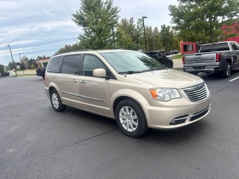Used 2015 Chrysler Town & Country Touring w/ Driver Convenience Group FWD image 4