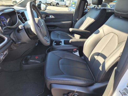 New 2026 Chrysler Pacifica Select FWD image 13