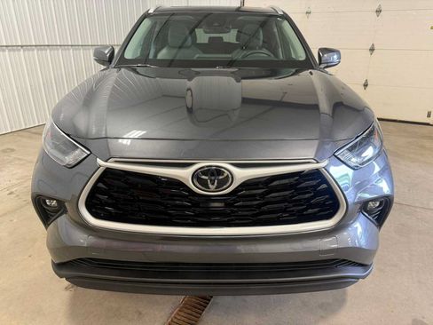 Certified 2024 Toyota Highlander XLE AWD/4WD image 3