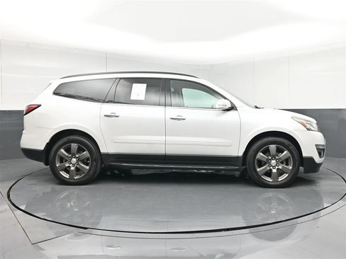 Used 2017 Chevrolet Traverse LT image 4