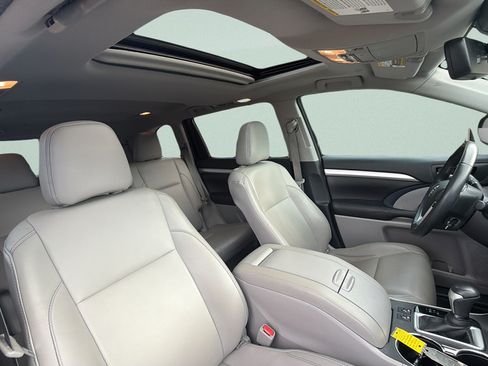 Used 2018 Toyota Highlander XLE AWD/4WD image 29