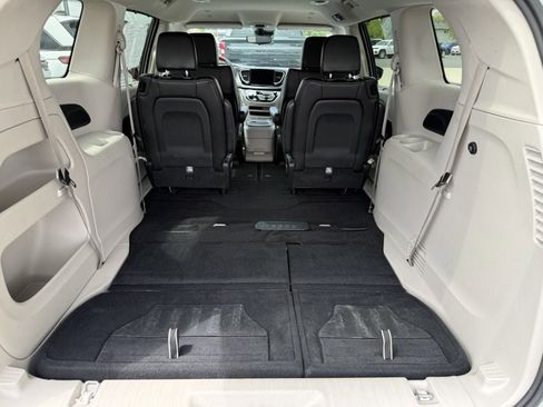 Used 2023 Chrysler Pacifica Touring-L FWD image 18