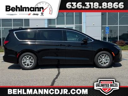 New 2027 Chrysler Pacifica Select w/ Family Tech Group