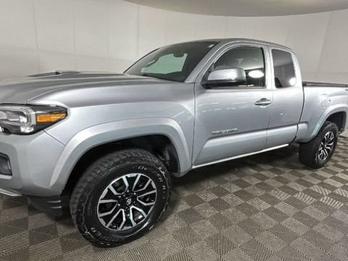 Used 2022 Toyota Tacoma TRD Sport w/ TRD Premium Sport Package AWD/4WD image 6