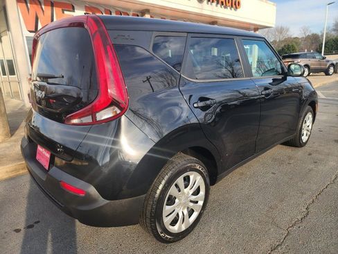 Used 2022 Kia Soul LX image 3