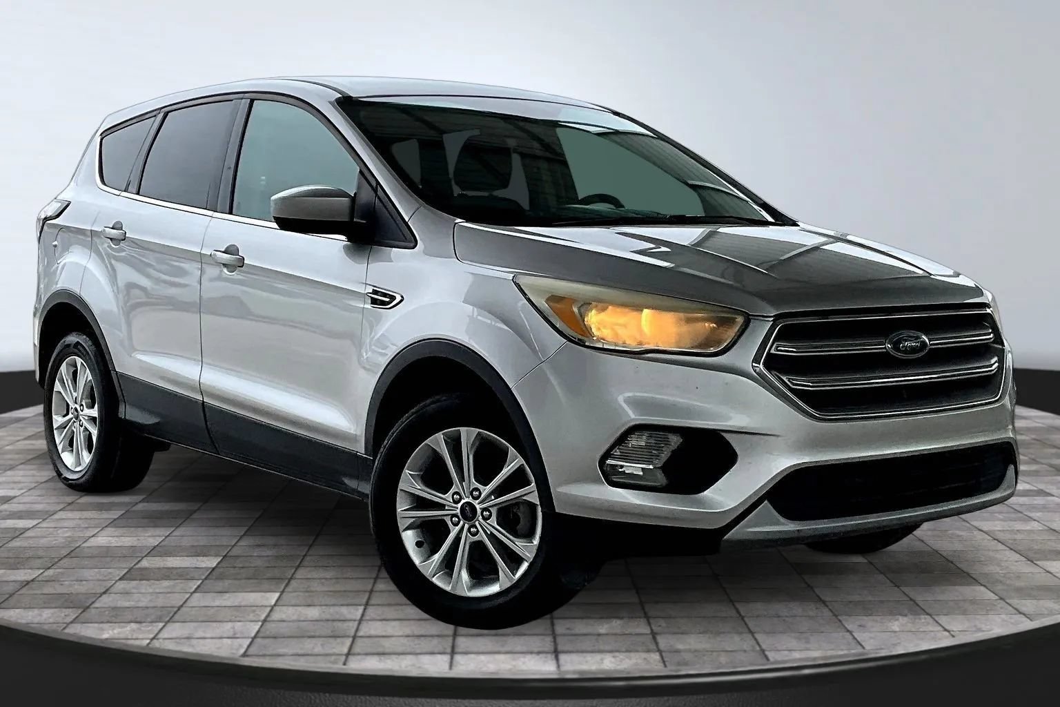Used 2017 Ford Escape SE FWD image 3