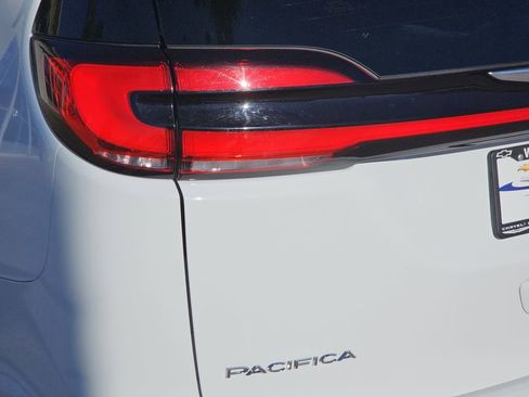 Used 2024 Chrysler Pacifica Touring-L image 40