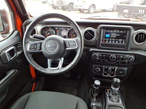 Used 2018 Jeep Wrangler Unlimited Sahara w/ Cold Weather Group AWD/4WD image 14