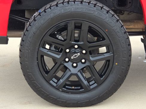 Used 2025 Chevrolet Silverado 1500 Custom Trail Boss w/ LPO, Dark Essentials Package AWD/4WD image 9