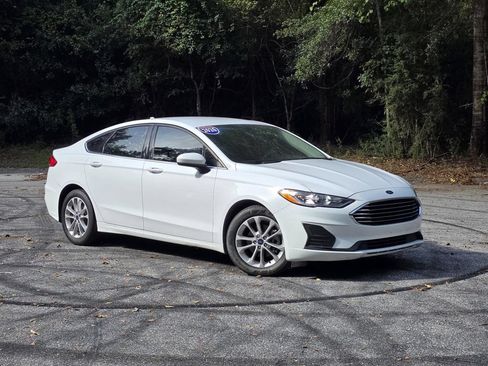 Used 2020 Ford Fusion SE FWD image 1