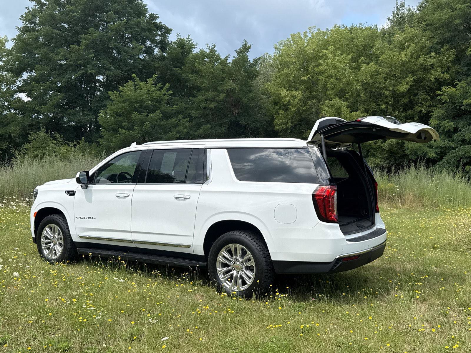 Used 2023 GMC Yukon XL SLT AWD/4WD image 8
