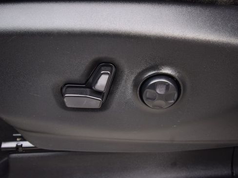 Used 2023 Chrysler Pacifica Touring-L image 28