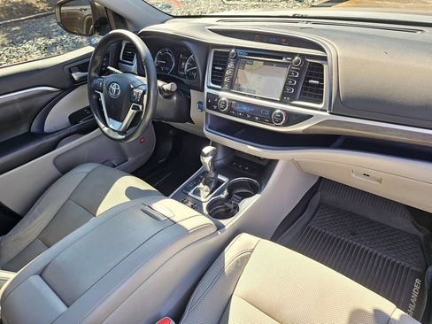 Used 2019 Toyota Highlander Limited Platinum AWD/4WD image 34