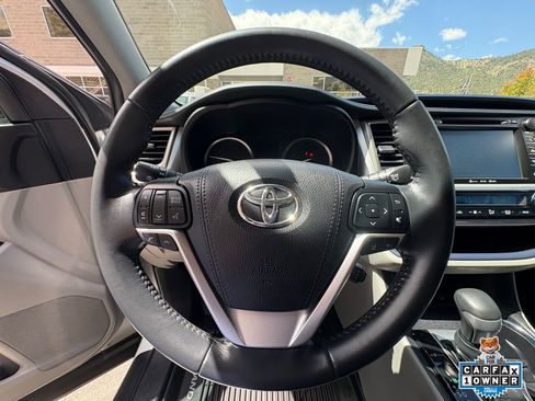 Used 2019 Toyota Highlander XLE AWD/4WD image 2