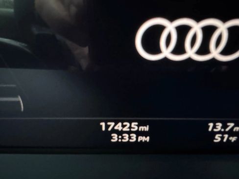 Used 2022 Audi e-tron Premium Plus image 34