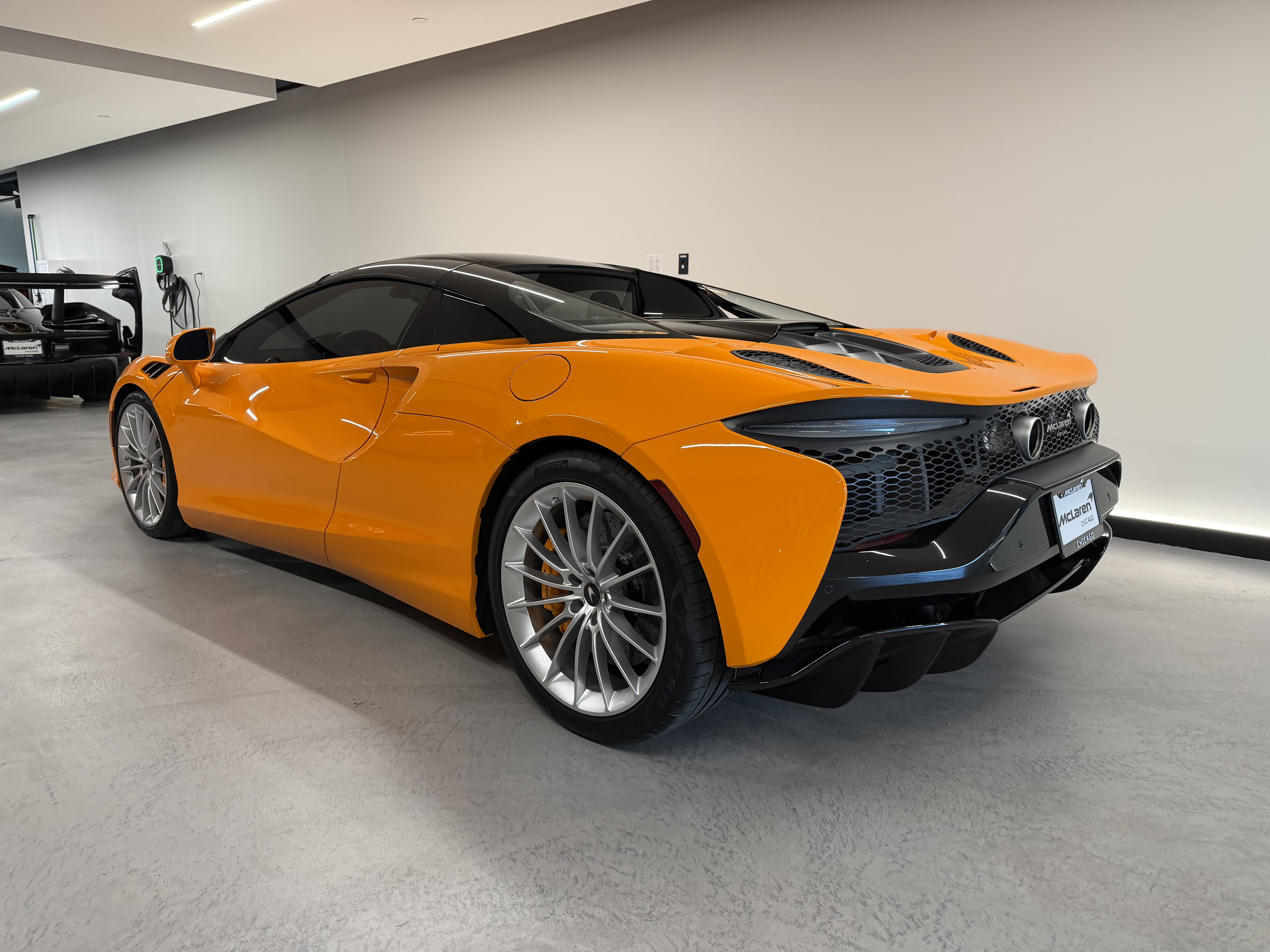 Used 2025 McLaren Artura Spider RWD image 2